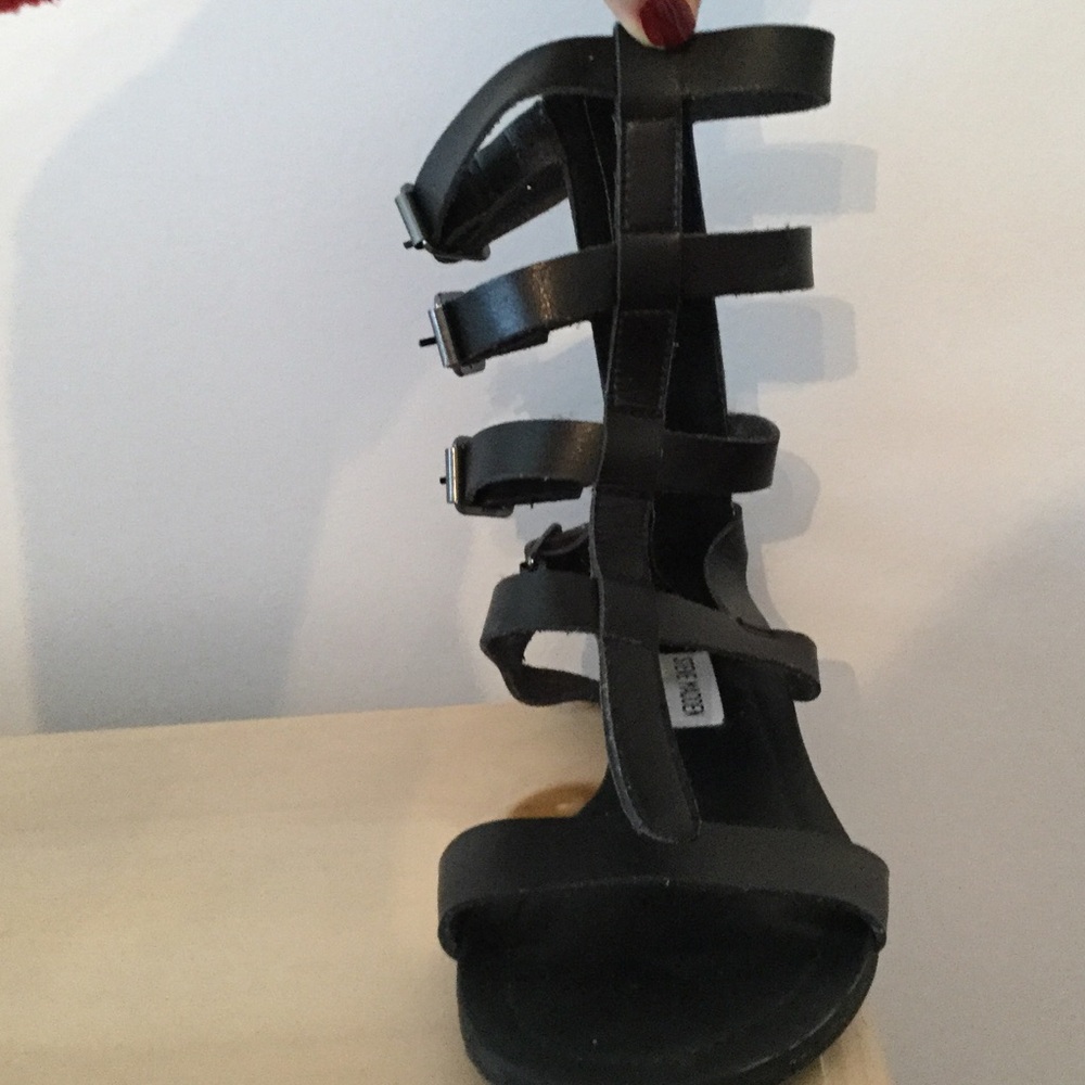 Steve Madden Black Gladiator Strappy Flat Sandals - Picture 2 of 4